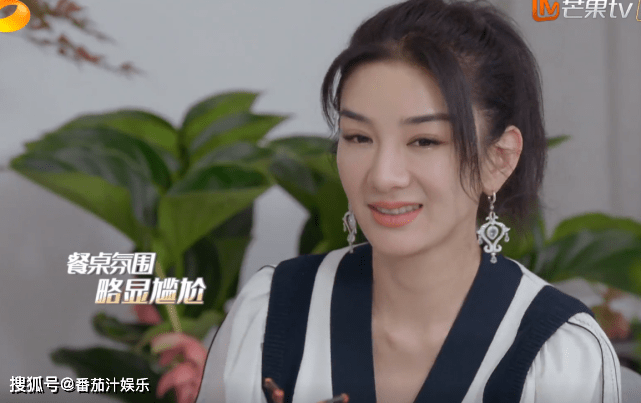 53岁崔伟别墅请2个保姆,吃800元龙虾,精英圈层让黄奕自卑