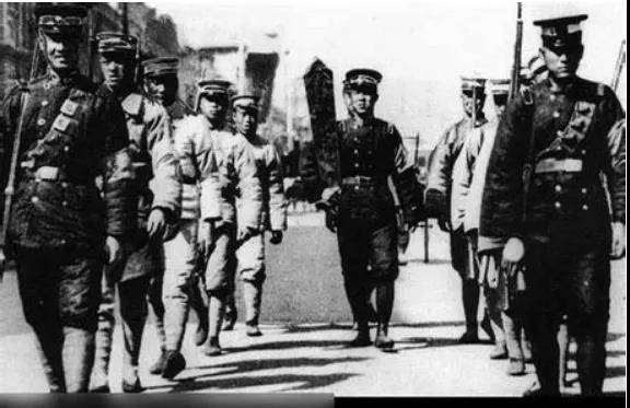 1921年中国的春天,华北五省饥荒,赤地千里,村庄颓败.