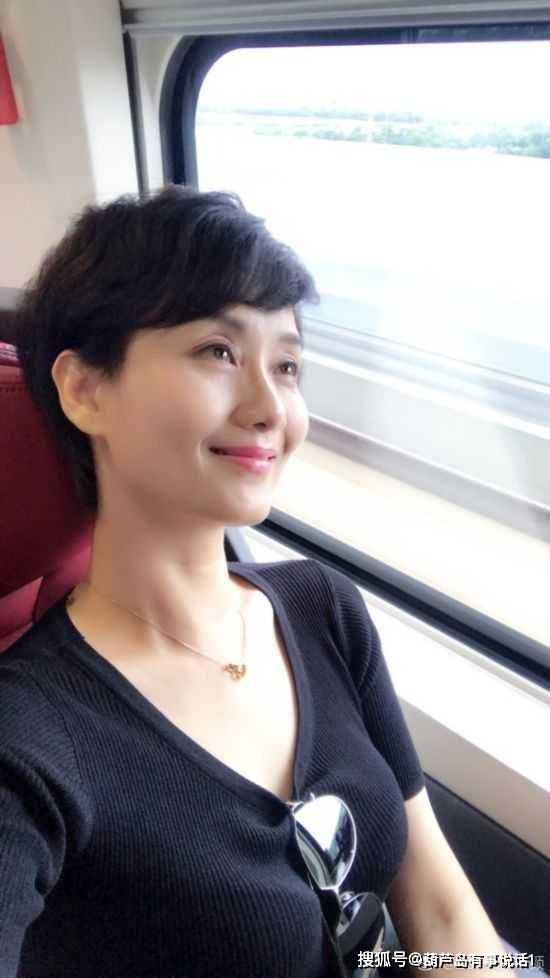原创李颖晒近照,并配文:一回眸,已是大半生!颜值超高,非常显年轻