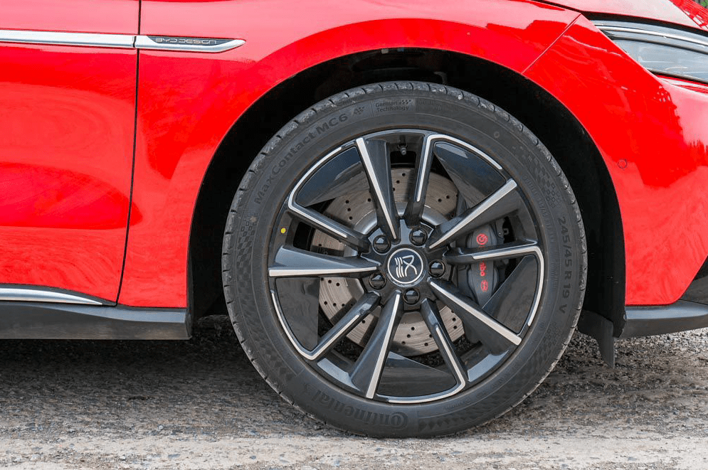 (▲四驱高性能版:打孔刹车盘 brembo刹车卡钳)