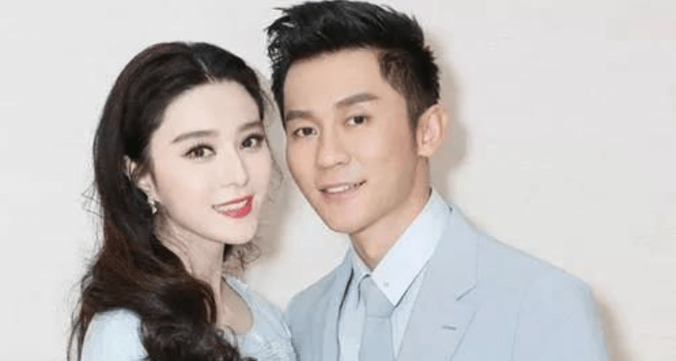 原创李晨即将迎来第三胎!和恋爱21年妻子散步,孕肚凸起孕味很足