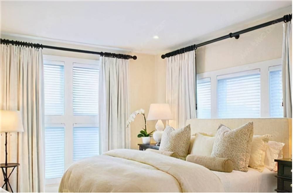 4,窗帘杆转角的安装 窗帘杆转角能安装在阳台顶或墙面顶部, 转角离