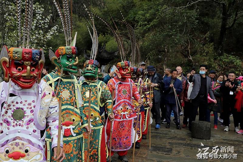婺源傩舞花间起舞.摄影|江西日报记者 龚艳平