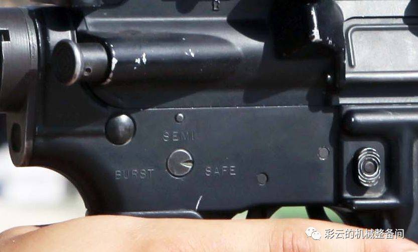 由于m4 mws取消了固定提把,不装光电瞄准镜时就用这个简易折叠瞄具
