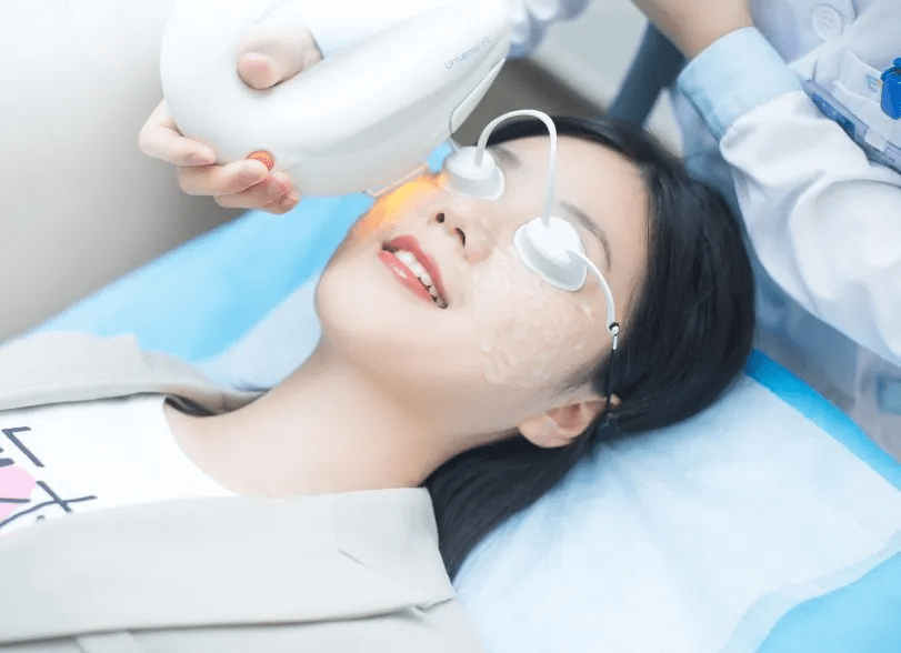 女子眼睛不适引发"干眼"危机,做个spa让"它"畅快呼吸