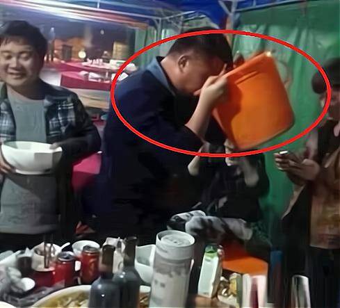 搞笑趣图:大哥真是好酒量啊,人家都是用杯子你却用大桶