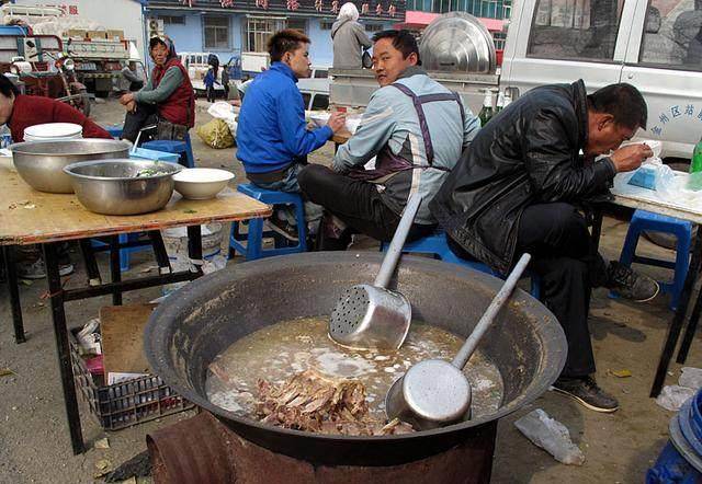 羊肉汤,在以前农村集上一碗只需两块钱,现在十二的也这能买份羊杂喝了