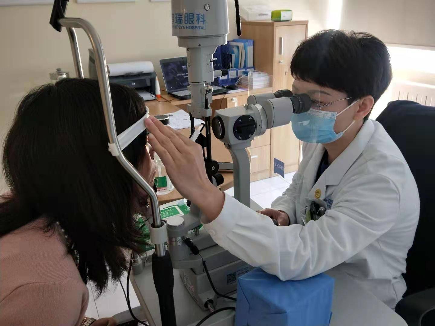近视手术术前为什么要停戴隐形眼镜?