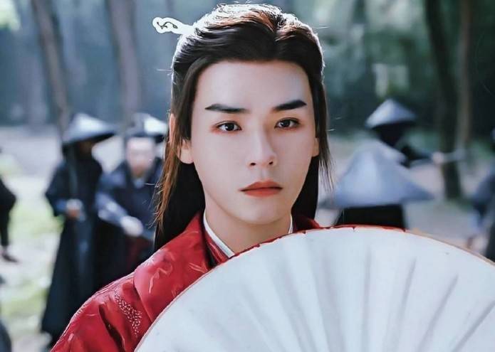 还有最近刚刚完结的《山河令》,龚俊在里面这个角色中穿的红衣造型也