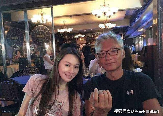 原创林俊贤近照,满头白发显老态,他25岁的女儿,五官深邃身材完美