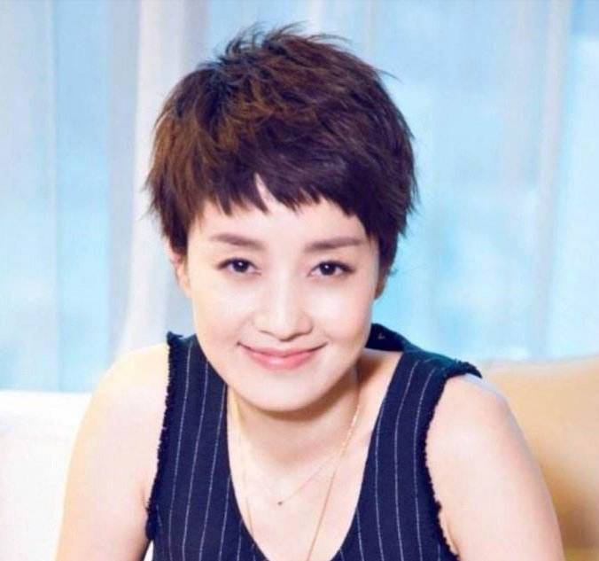波波头失宠了,今年最火的是马伊琍的"男人头",时髦减龄显气质