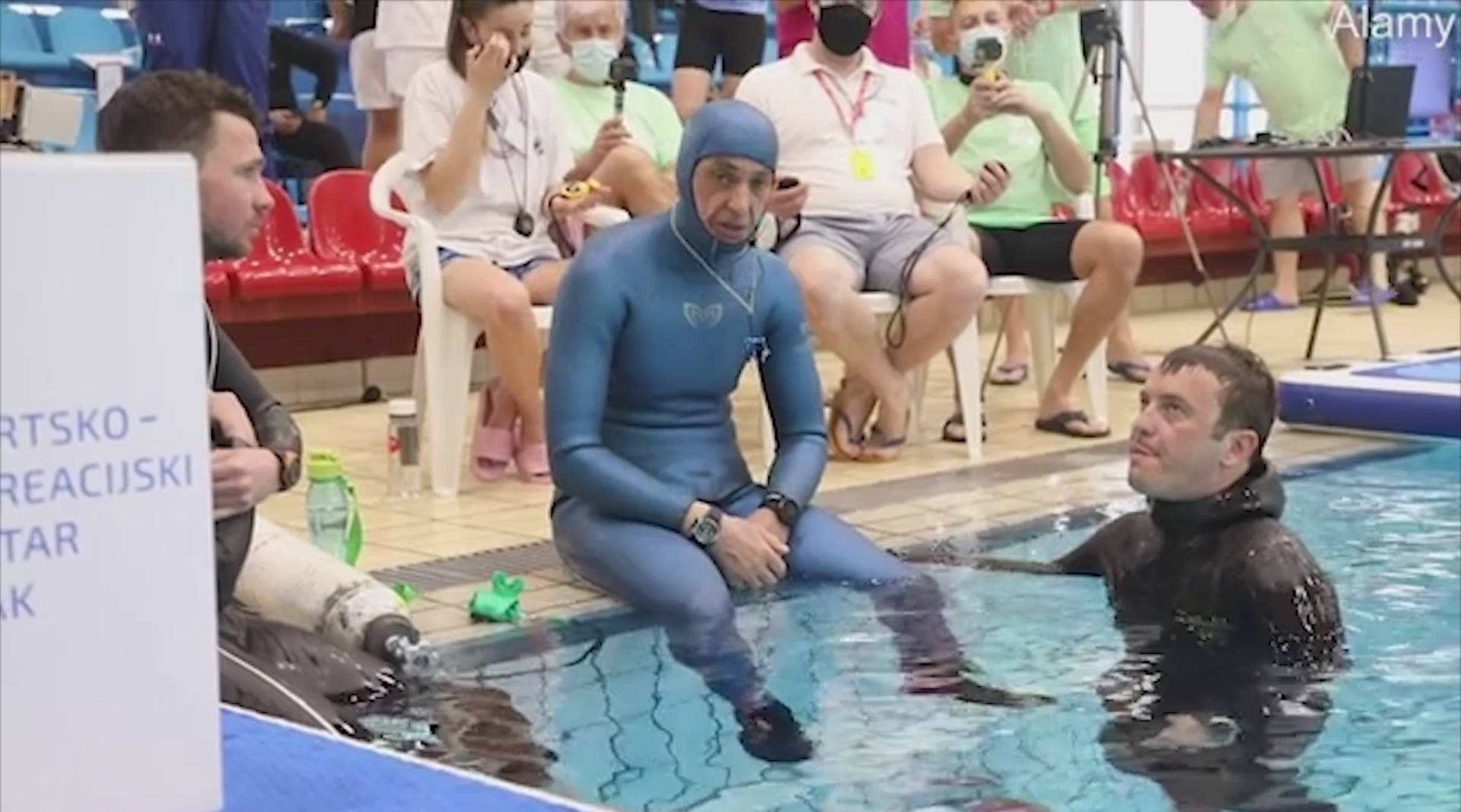 克罗地亚54岁男子水下闭气24分33秒 打破世界纪录