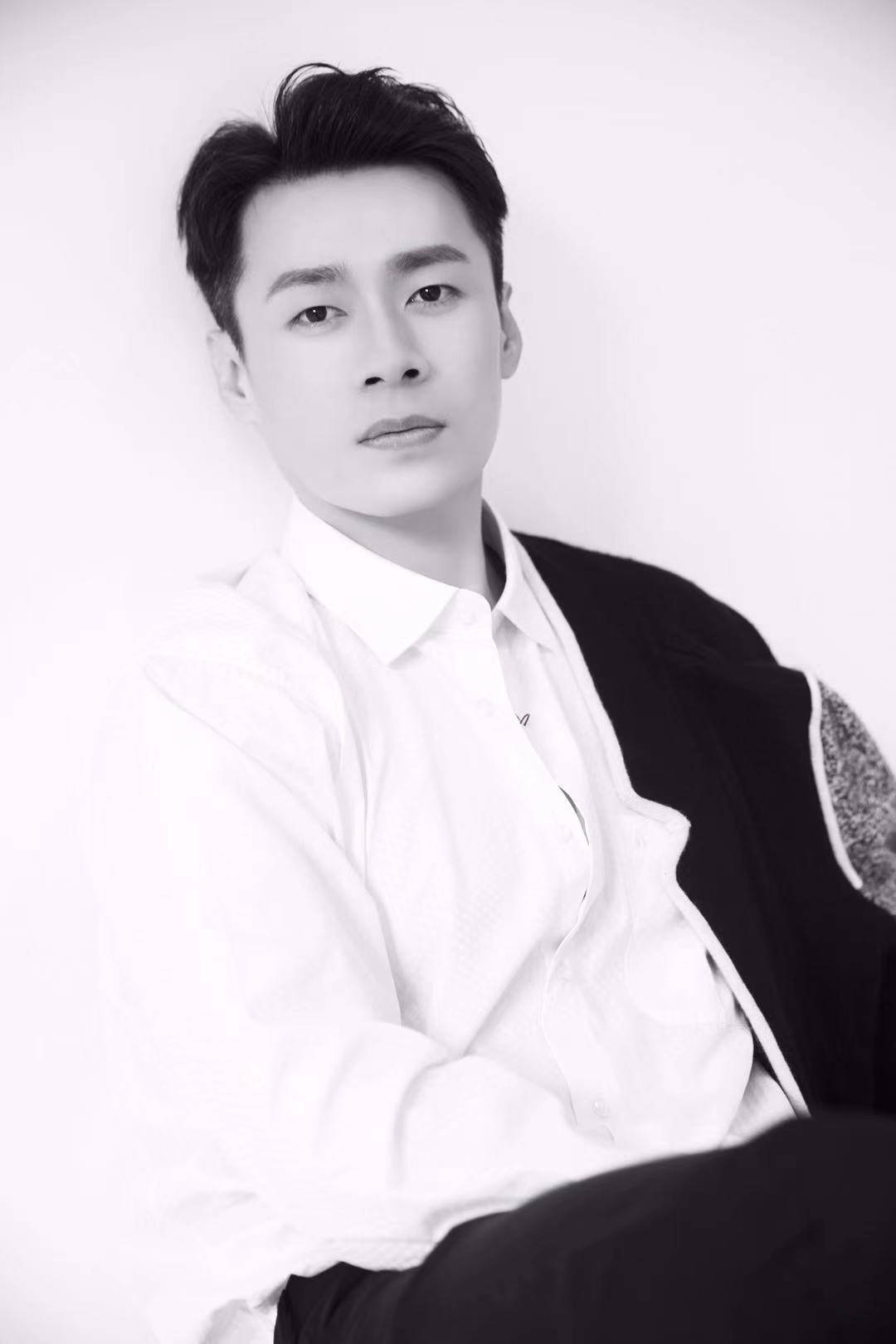 近日,演员于清斌曝光了一组黑白写真,他身着白衬衫,半披黑色外套