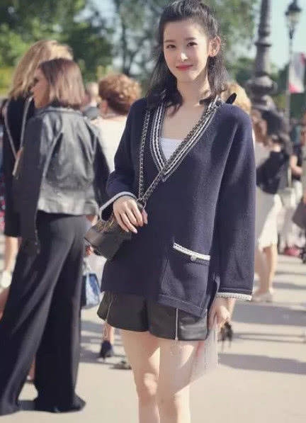 刘强东女儿意外曝光,却一点不像母女,网友:难道不是俩