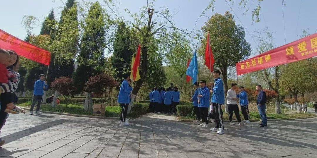 固始县蓼城中学开展"扬先烈精神.颂爱国情怀"特别主题团日活动