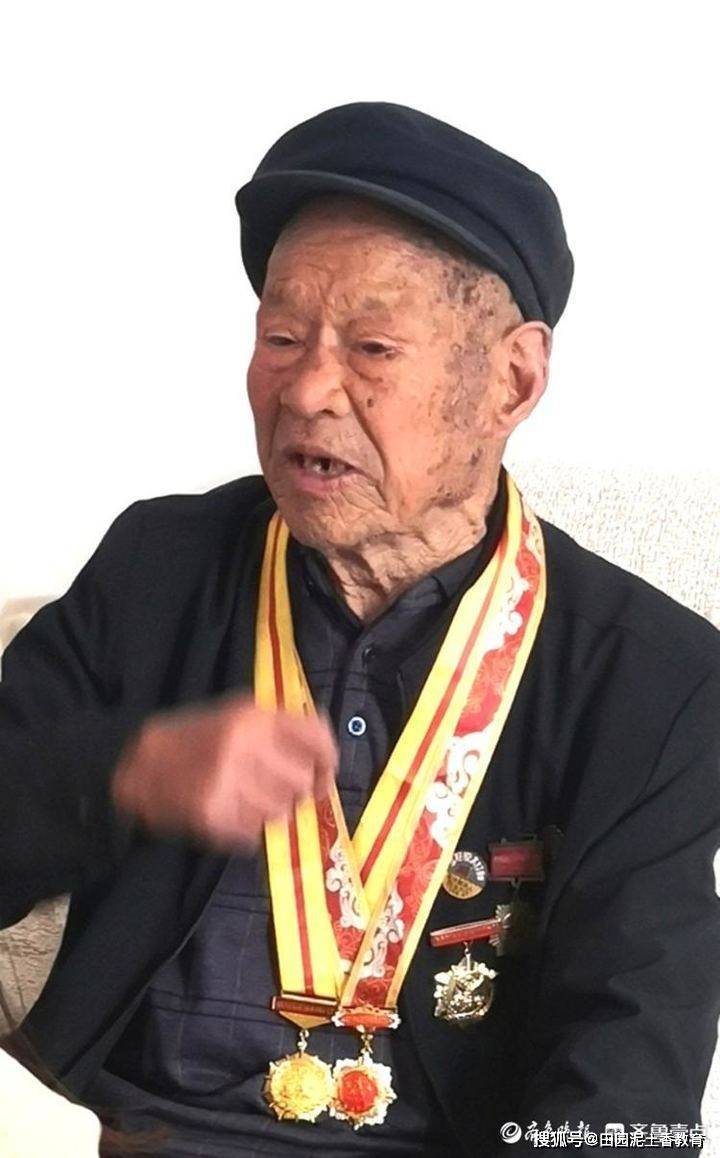 莘县一位95岁老兵葛世田家中发现72年前人民功臣牌匾:用它压着自家的