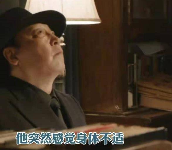 戏骨倪大红拍戏身体不适,用手捂胸弯腰蜷缩,仍坚持拍摄太敬业