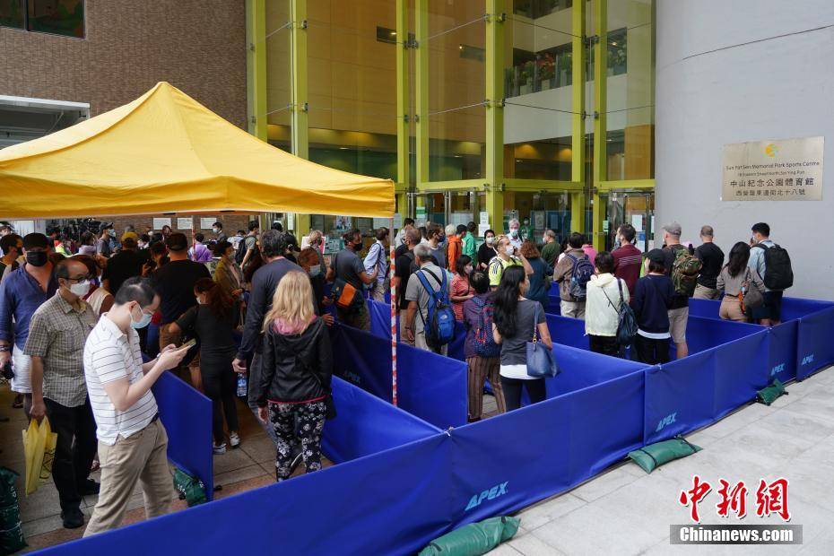 香港恢复复必泰疫苗接种 市民排队接种疫苗