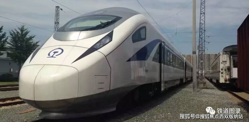 cr200j动力集中型动车组,上图为原厂实验涂装,下图为国铁国槐绿涂装