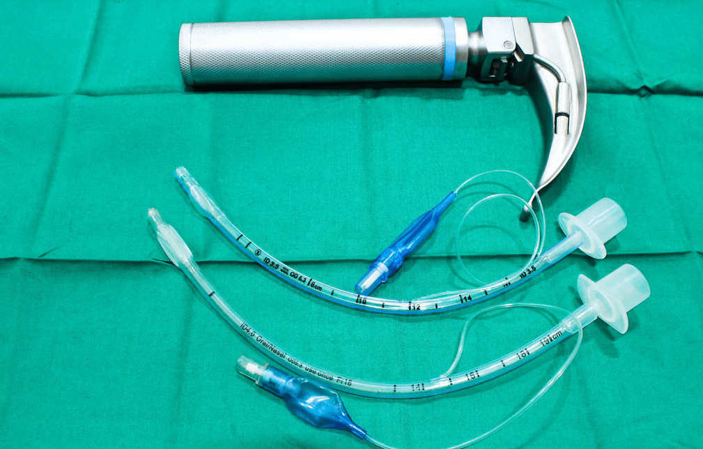 才能进行气管插管 我们插管的工具主要是两个,一个是喉镜,一个是导管