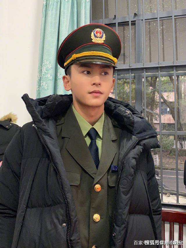 张哲瀚:硬汉进组仙女杀青,采访为了让粉丝开心戴假发戴帽子