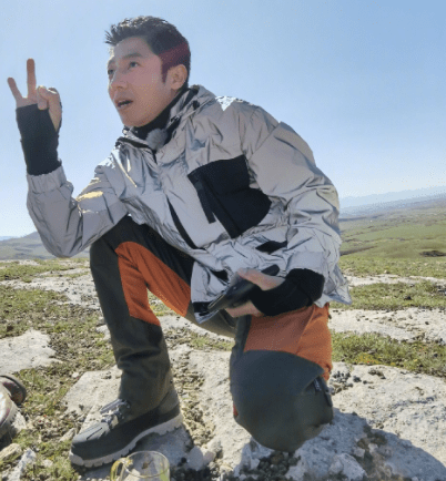 央视主持人年轻照片曝光撒贝宁英姿飒爽朱广权帅过小鲜肉