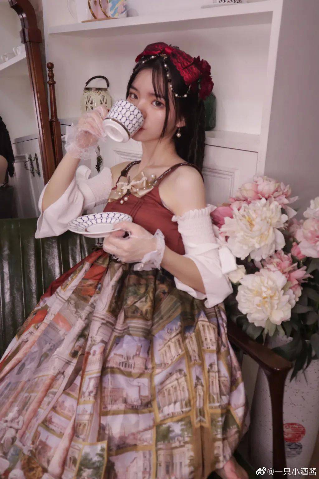 摄影:@荞麦面酱 出镜人@一只小酒酱 lolita:来,一起喝下午茶嘛 返回