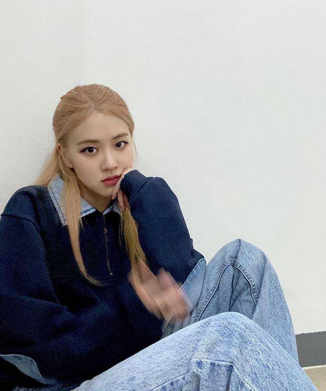 rosé朴彩英也太仙了一件t桖也能穿出仙女本仙