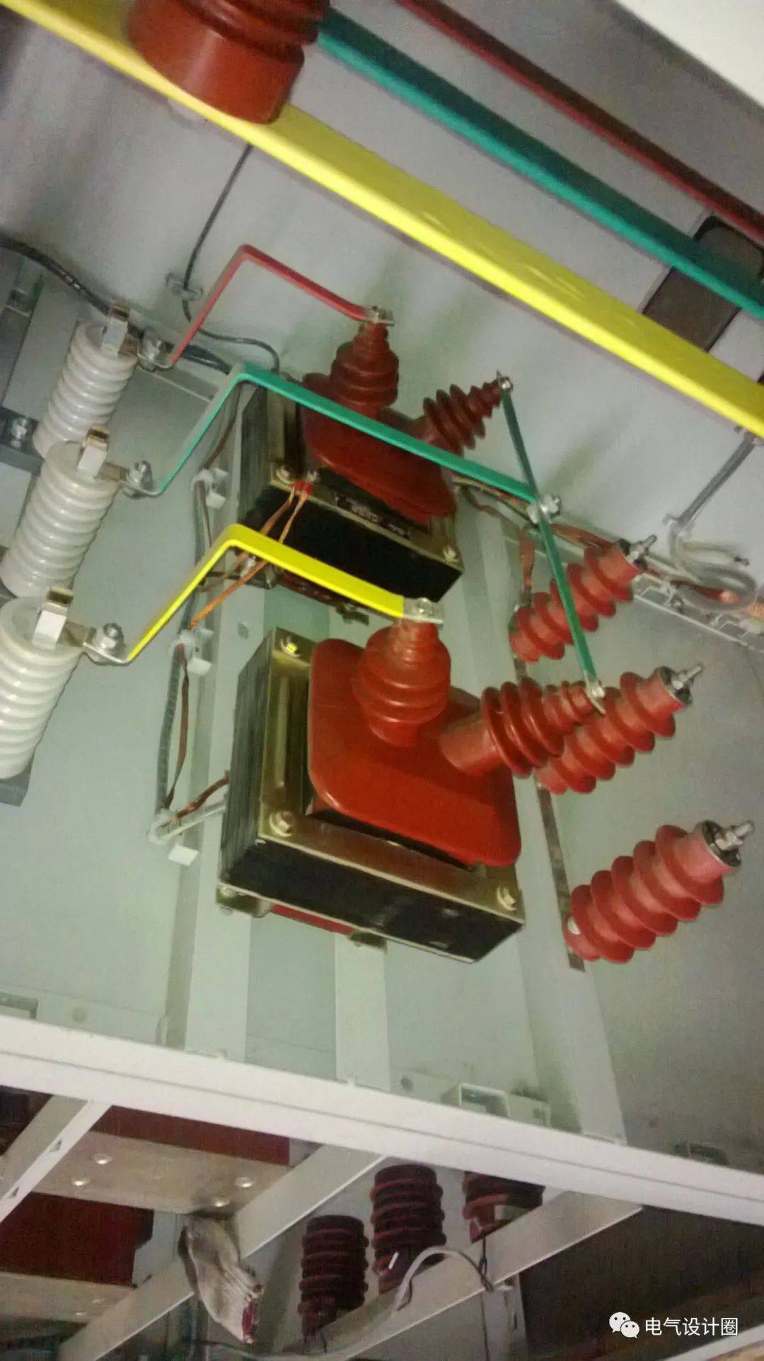 油浸式电压互感器按其结构可分为普通式和串级式,3～35kv都制成普通