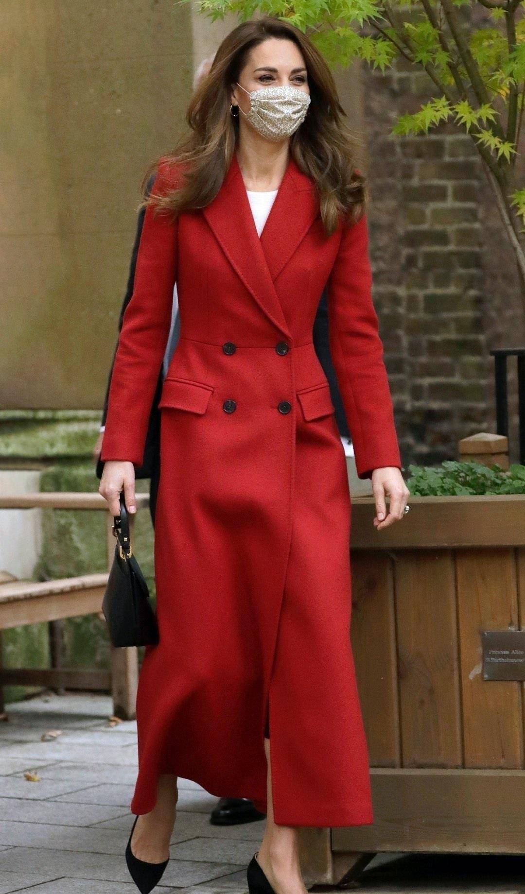 凯特王妃穿红色大衣太显高,长发飘飘真迷人,越看越年轻