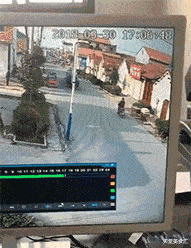 搞笑gif:大妈,拍这个视频摔了