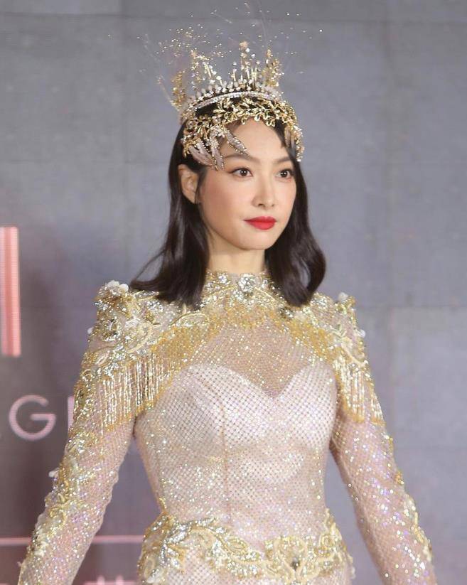 金鹰节开幕现场截图,宋茜身穿礼服从天而降,这皇冠是认真的吗?