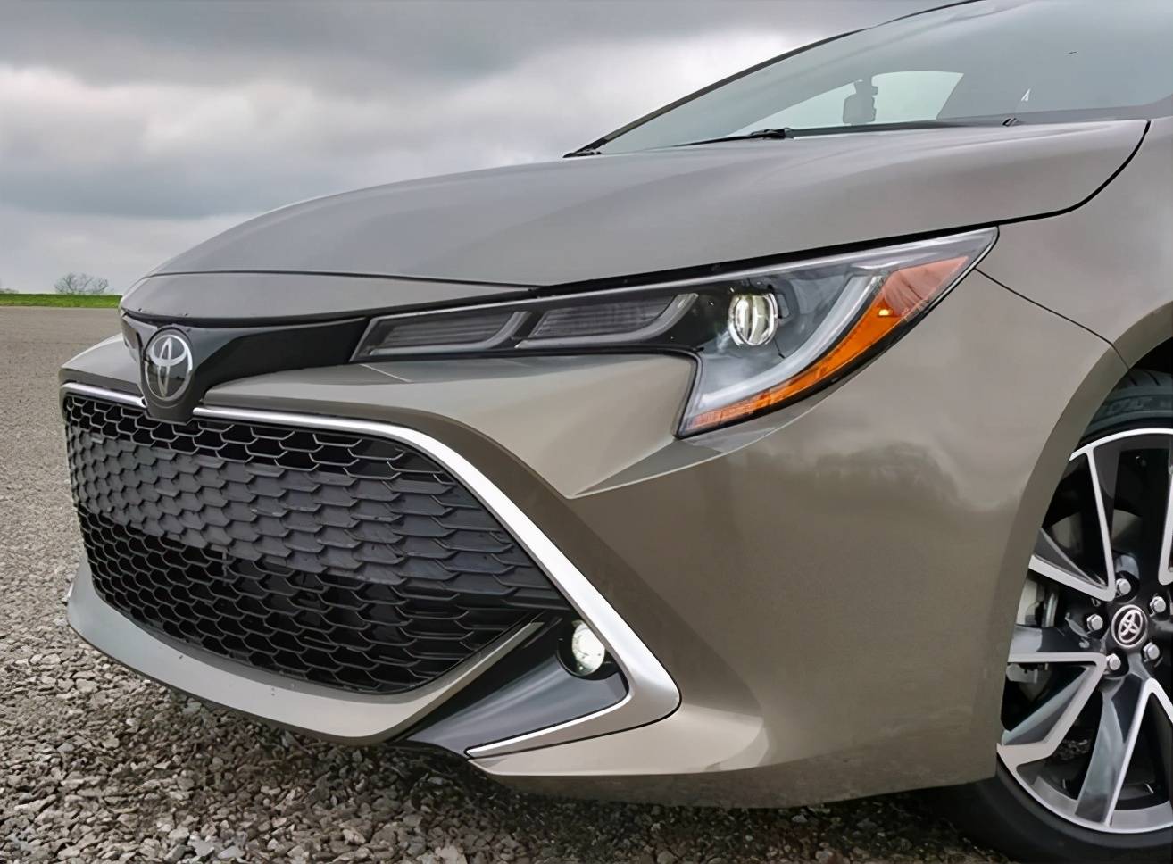丰田引进又一台两厢车!1.8l混动 e-cvt 或售12万 高尔夫买早了?