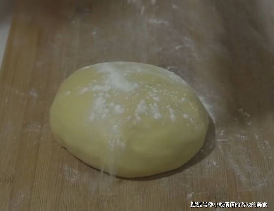 菠萝换个新吃法,切丁加糖做成菠萝包,出锅揭盖满屋香