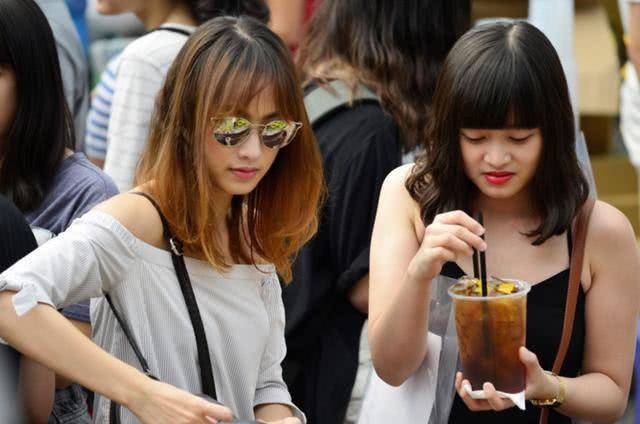 原创东兴口岸的越南人:为了生计,每天很多越南女人来中国做买卖