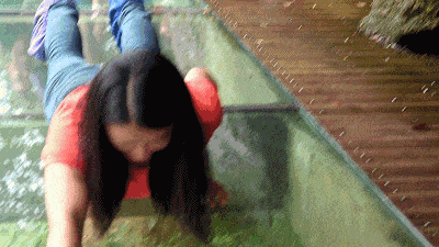 搞笑妹子动态图,妹子去玻璃栈道吓得不敢站立,直趴在玻璃桥上!