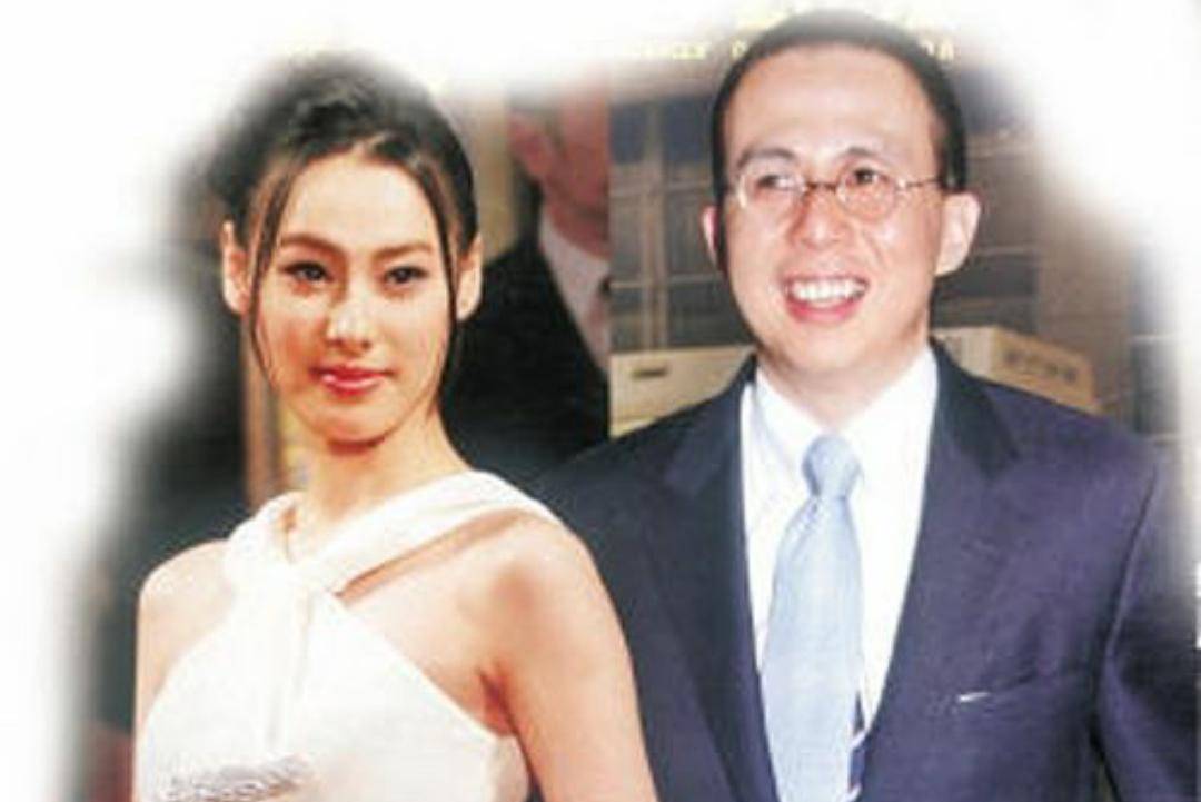 而近些年,李泽楷和郭嘉文同框的次数几乎没有见到,再加上上个月李泽楷