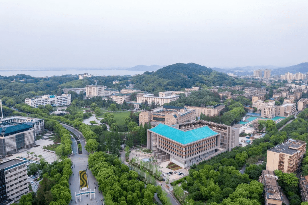 武汉大学当代楼,设计以"珞珈山门,传承创新"为创意出发点