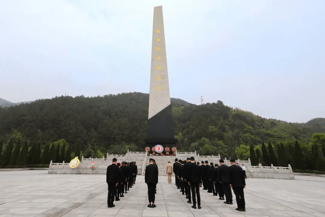 国骅集团党员干部退役军人祭扫烈士陵园