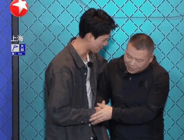 龚俊《极限挑战》首秀,岳云鹏拉手夸赞:你好红啊!