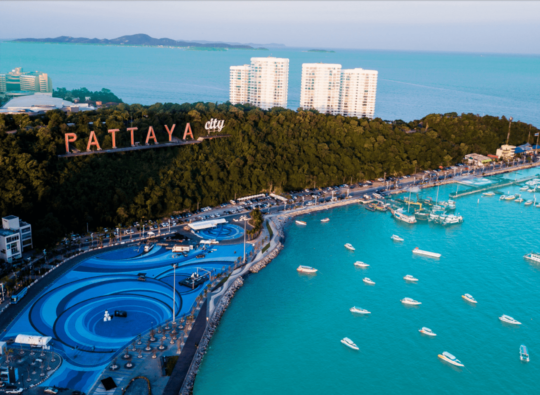 芭堤雅(pattaya)是东南亚近年来热度极高的海滩度假胜地,平均气温约