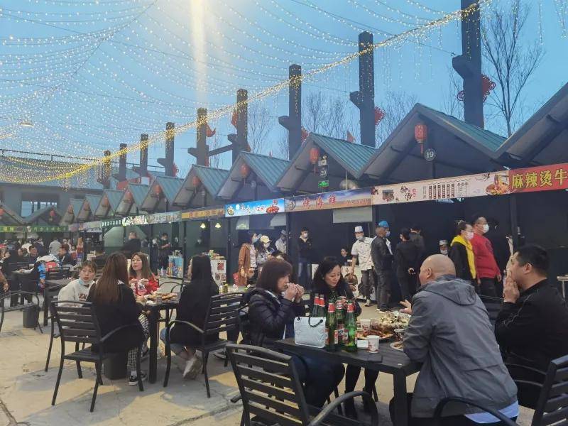 4月8日晚,顾客在乌鲁木齐野马时光夜市用餐.
