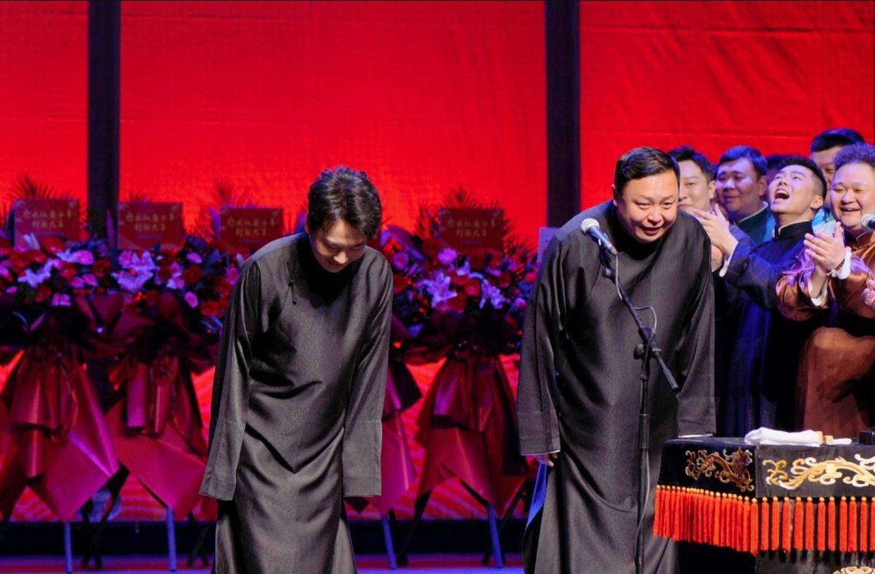 好激动!德云社封箱集体走秀,咱们的少班主郭麒麟也穿上了大褂