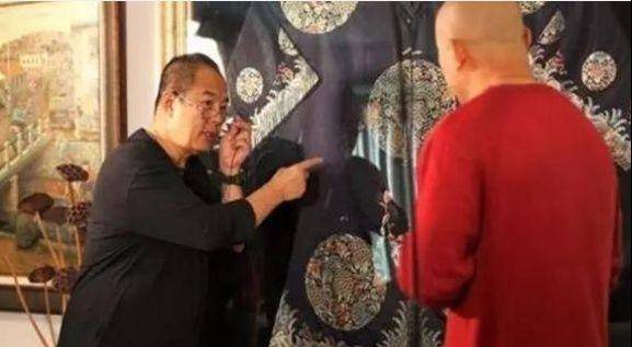 张铁林假冒活佛,20年赚亿万,在家穿龙袍:还真把自己当