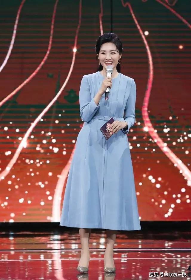 53岁周涛穿搭,白西装精致又干练,优雅气质