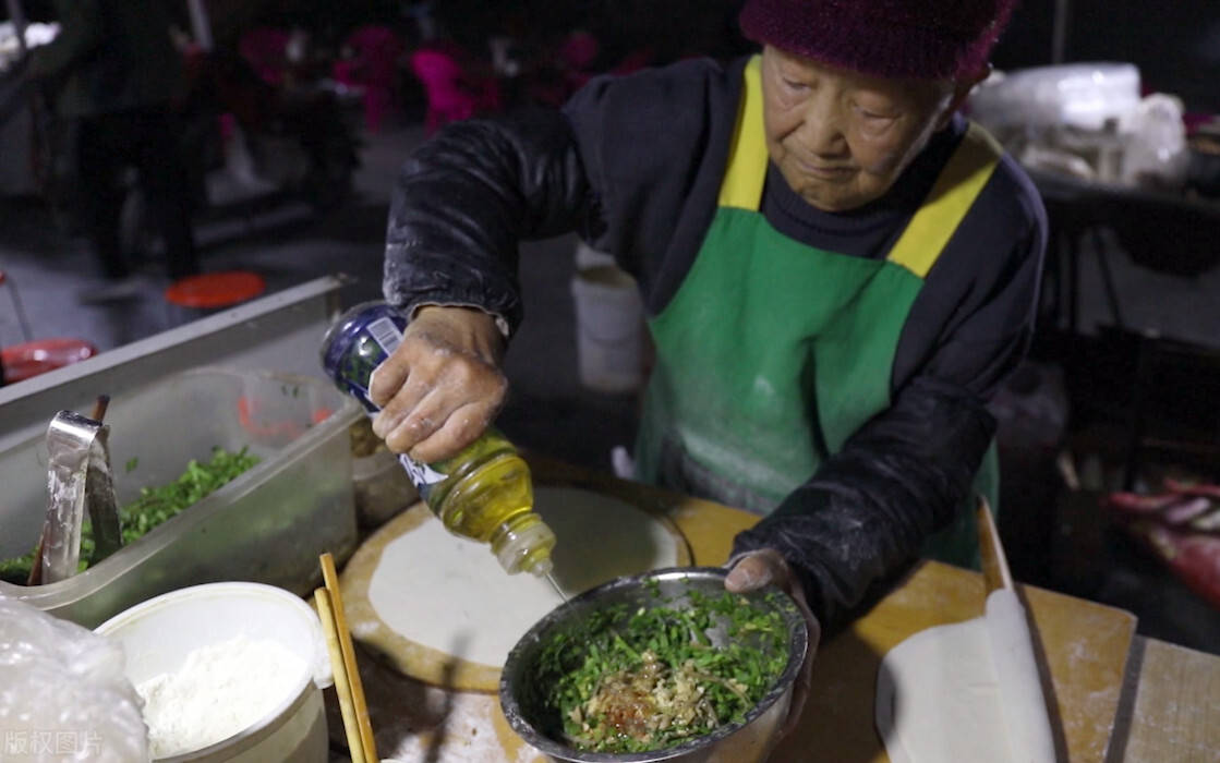原创河南郑州96岁老奶奶,凌晨卖菜馍坚持30年,网友:这样的能量太正