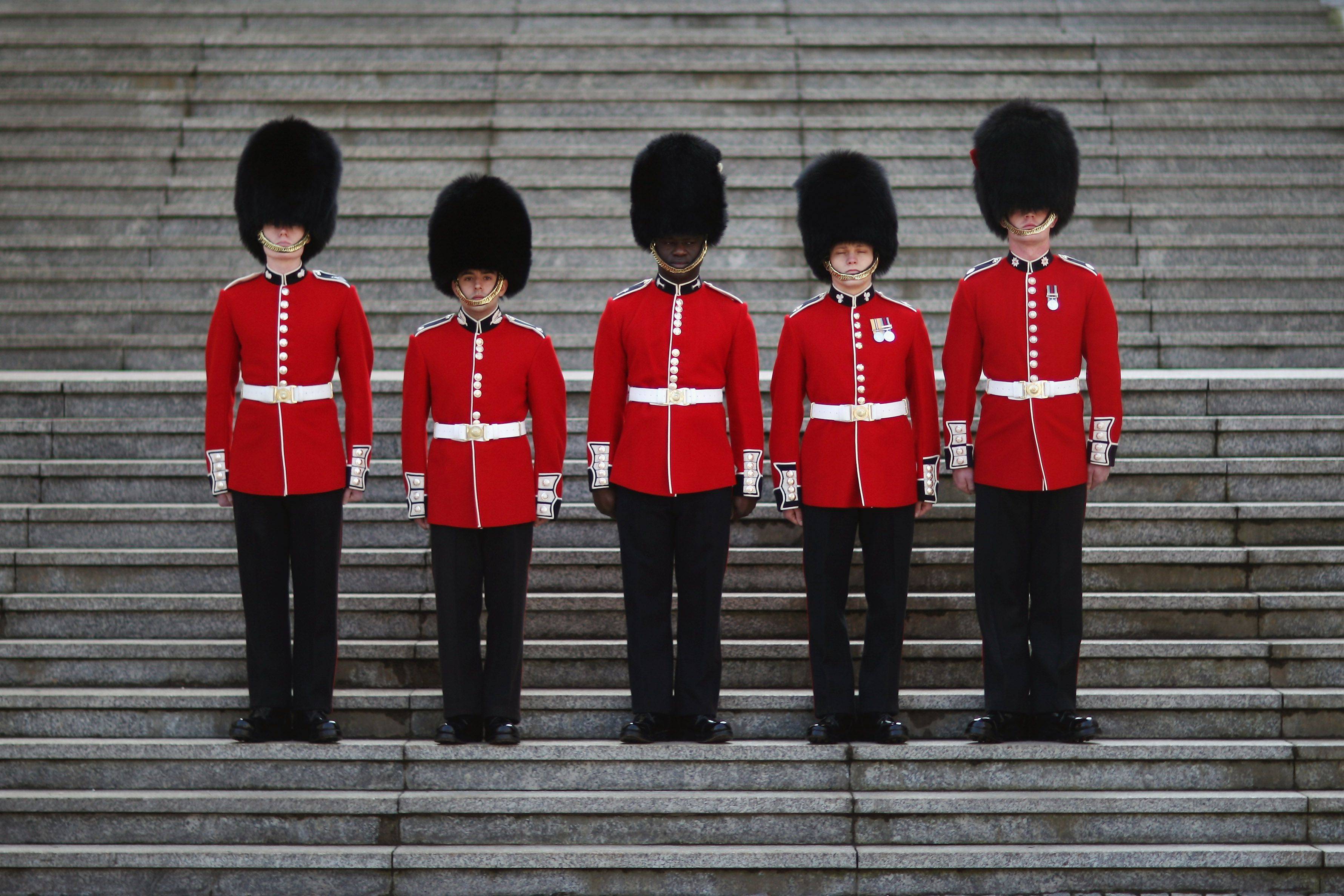 英国皇家卫队7个团,红色制服再热也不能脱,人造熊皮帽