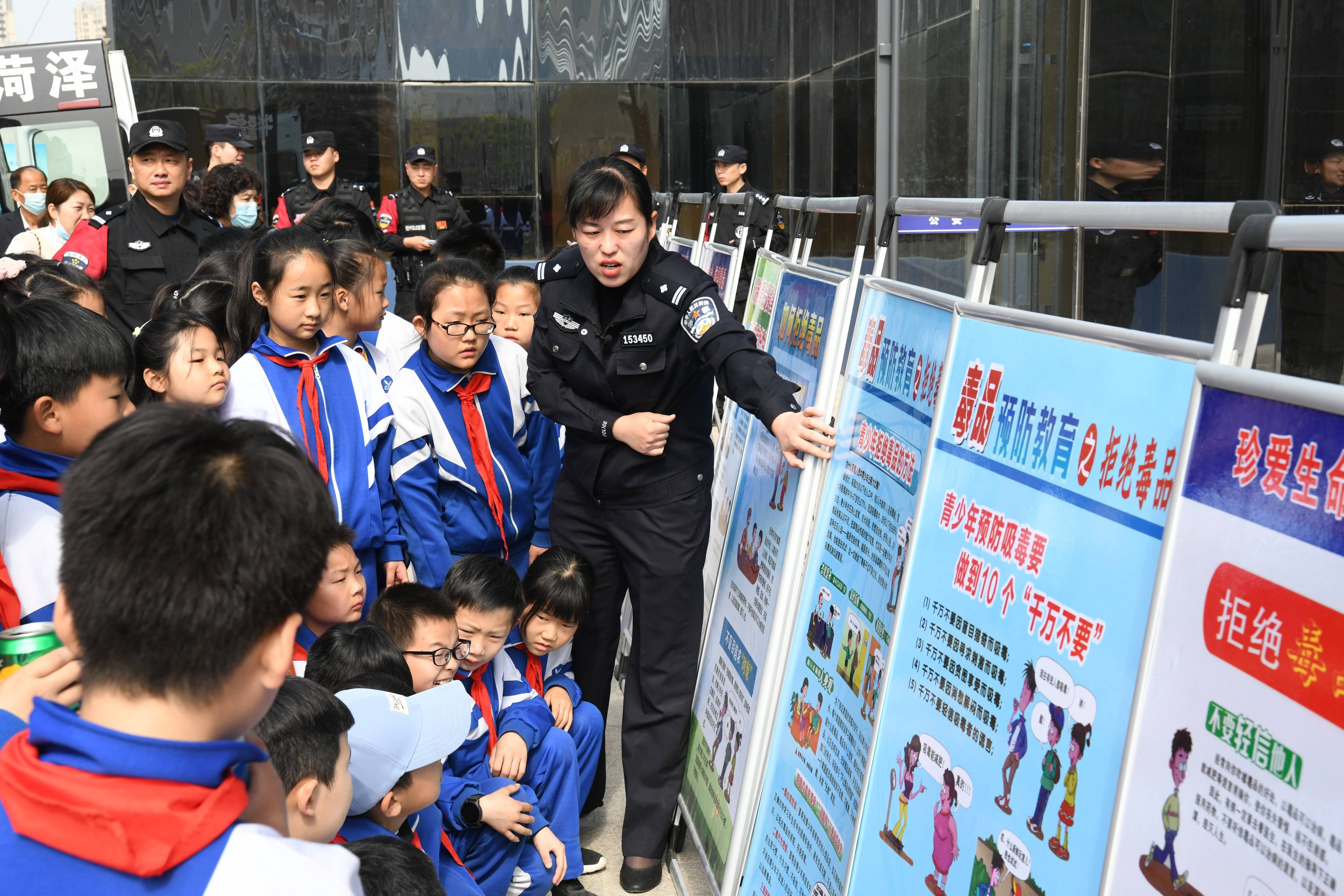 菏泽开发区警方开展青少年禁毒宣传教育活动