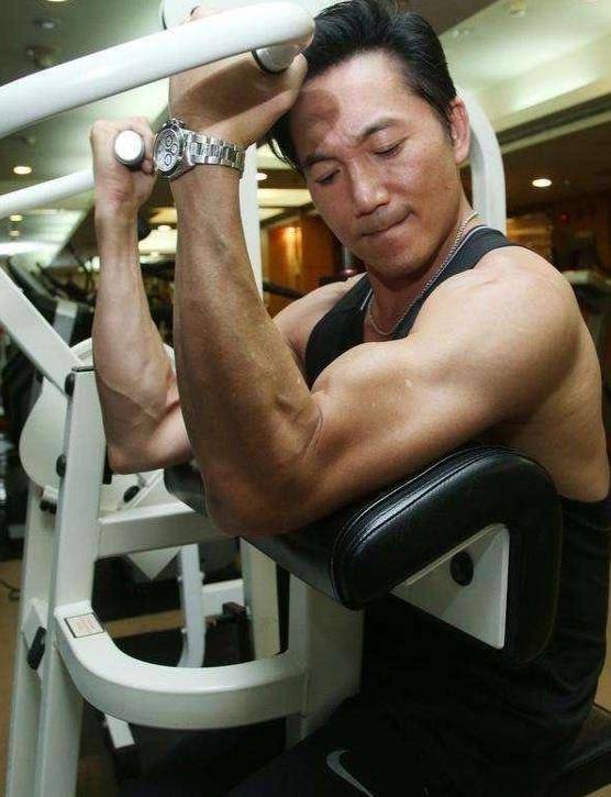 54岁邹兆龙肌肉健硕坚持健身习武出身的他出演了不少武打片