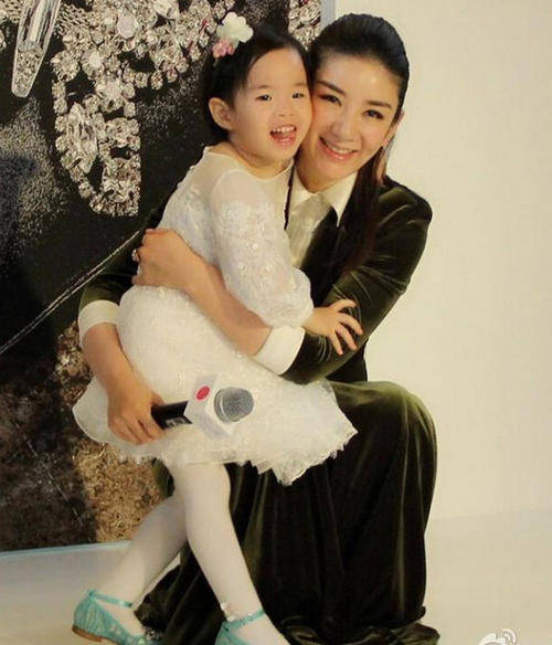被家暴曝裸照离婚2次无戏拍的黄奕仍连续2年向山区捐款